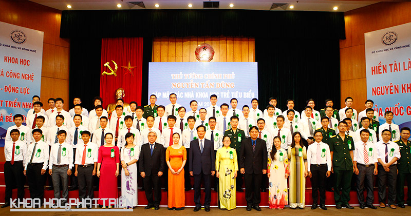 Các nhà khoa học trẻ được vinh dự chụp ảnh lưu niệm cùng Thủ tướng.