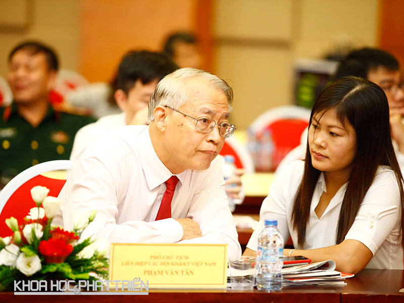 Tiến sĩ Phạm Văn Tân trò chuyện với phóng viên báo Khoa học và Phát triển bên lề sự kiện Thủ tướng gặp gỡ các nhà Khoa học trẻ