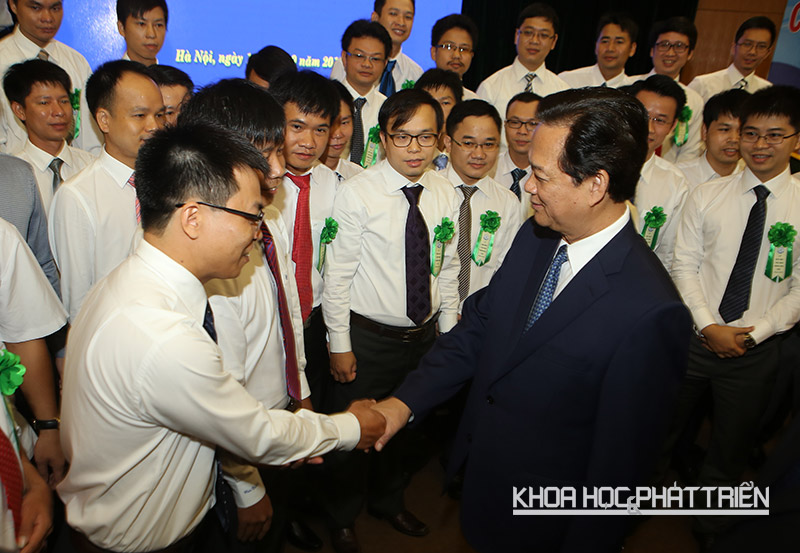 Thủ tướng Nguyễn Tấn Dũng bắt tay các nhà khoa học trẻ