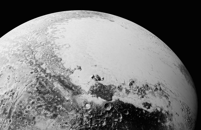 Bức hình mới nhất này được chụp từ khoảng cách 1610 km, tính từ mặt xích đạo của Sao Diêm Vương tới phi thuyền New Horizons. 