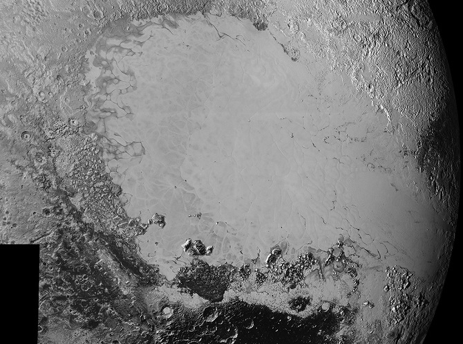 Bao phủ phần lớn Sao Diêm Vương là những đồng bằng băng giá, bằng phẳng. Trong ảnh là đồng bằng băng Sputnik Planum ở trung tâm Sao Diêm Vương.