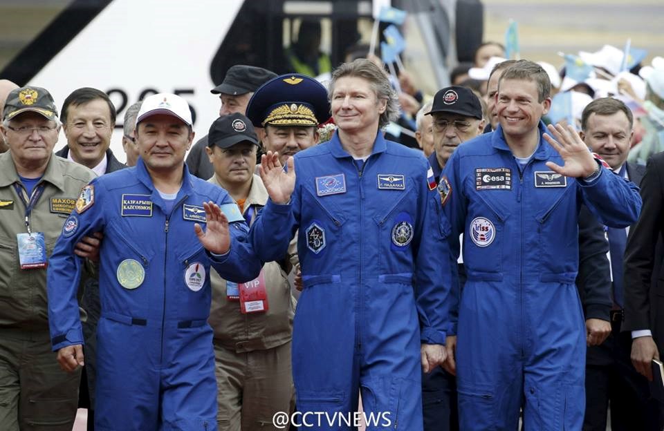 Trở về cùng ông còn có 2 phi hành gia khác lên Trạm Vũ trụ quốc tế vào ngày 2/9 và 4/9. Nguồn: CCTVNews