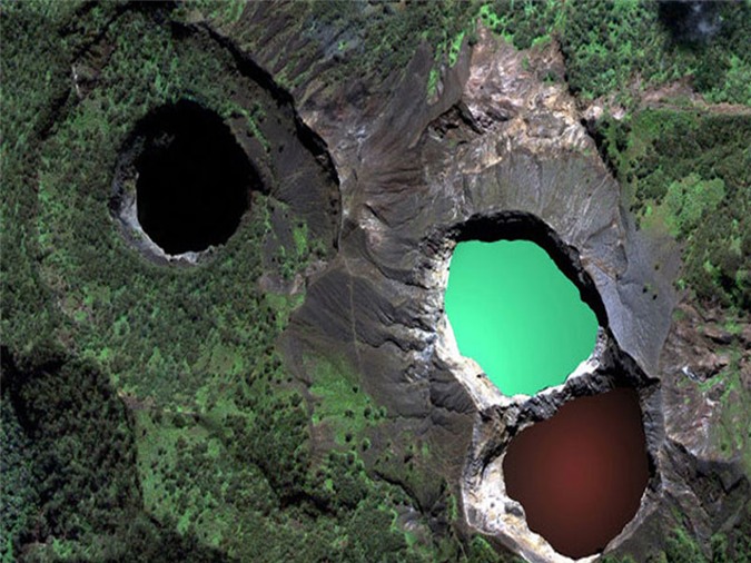 Ba hồ nước đổi màu bí ẩn này là hiện tượng lạ thu hút nhều khách du lịch