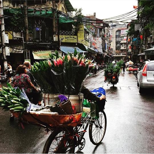 Đường ướt át bởi những cơn mưa bất chợt. Ảnh: Instagram rossjcollins