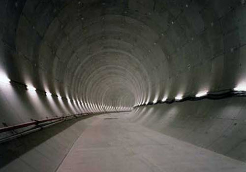 Đường hầm dài 6,3km nối 5 trụ đứng với nhau.