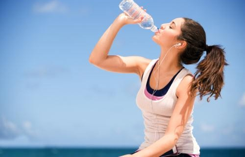 Uống nhiều nước khi tập thể dục
