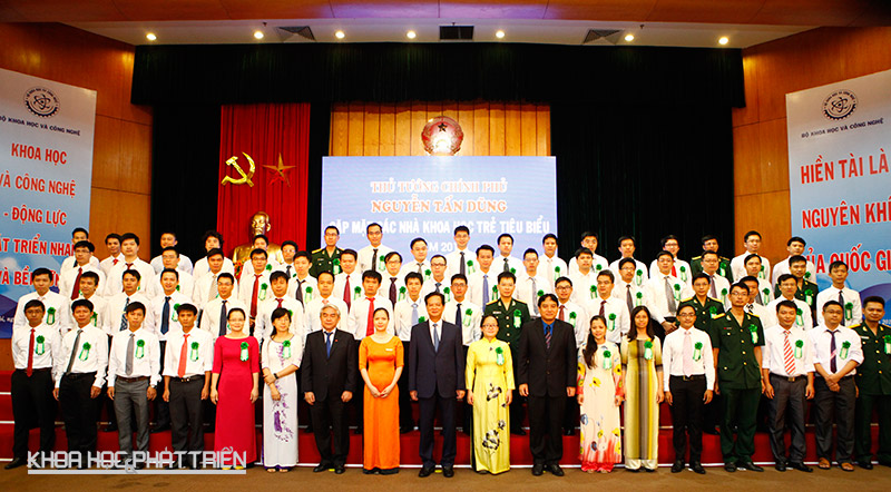 Thủ tướng Nguyễn Tấn Dũng chụp ảnh cùng các nhà khoa học tiêu biểu trong buổi gặp gỡ ngày 11/9/2015