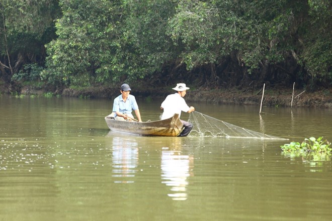 Hơn 200 hộ dân sống quanh vườn quốc gia Tràm Chim được khai thác và sử dụng tài nguyên hợp lý khi mùa nước nổi về. 
