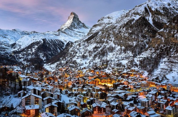 Khung cảnh buổi sáng ở chân núi Matterhorn - Thụy Sỹ. (Tác giả: Andrey Omelyanchuk).