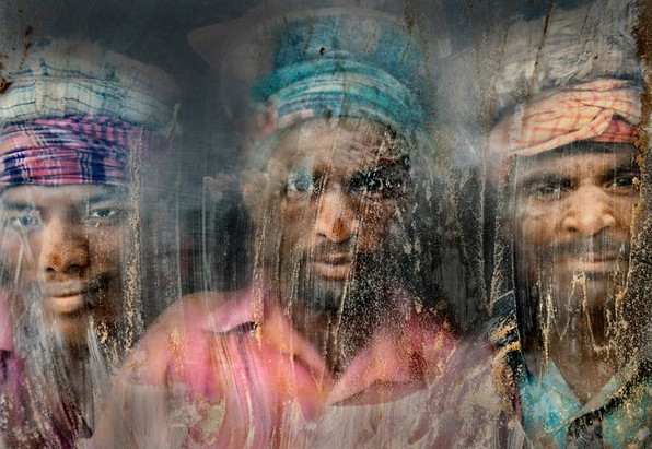 Bức ảnh thuộc hạng mục chân dung ghi lại khuôn mặt của các công nhân đãi vàng đang nhìn qua cửa sổ được làm bằng kính thủy tinh với đầy bụi và cát tại nơi làm việc ở Chittagong-Bangladesh được thực hiện bởi tác giả Faisal Azim đã giành được giải nhì trong cuộc thi năm nay.