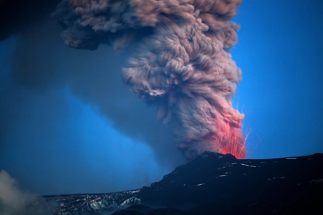 Cột khói bụi cuồn cuộn cùng những tia nham thạch màu cam bắn tung lên khi núi lửa Eyjafjallajökull phun trào.