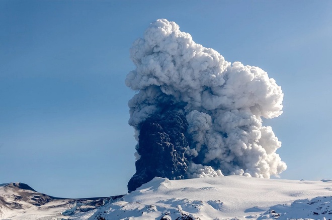 Cột khói khổng lồ trên miệng núi lửa Eyjafjallajökull, nổi bật giữa nền tuyết trắng và bầu trời xanh. Đây là một trong số những hình ảnh ấn tượng Holm ghi lại được khi mạo hiểm tiếp cận khu vực núi lửa đang hoạt động. Đổi lại, Holm nắm bắt trọn vẹn đợt phun trào ở tất cả giai đoạn, từ khi những đám tro bụi đầu tiên bắn lên không trung, dòng nham thạch tuôn trào cho tới khoảng lặng đằng sau mỗi lần núi lửa thức giấc.