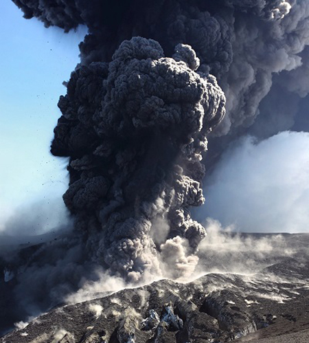 Cận cảnh tháp tro bụi ngùn ngụt được giải phóng trên miệng núi lửa Eyjafjallajökull. Frederik Holm chào đời tại Thụy Điển, hiện sinh sống tại Reykjavík, thủ đô Iceland. Anh là nhiếp ảnh gia, kiêm chuyên gia địa chất học ở Trung tâm nghiên cứu núi lửa Bắc Âu.