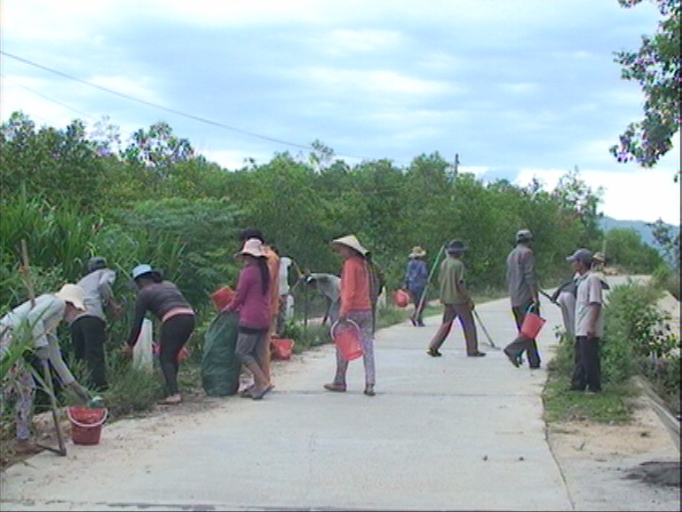 Nhân dân huyện Quế Sơn hưởng ứng hoạt động bảo vệ môi trường