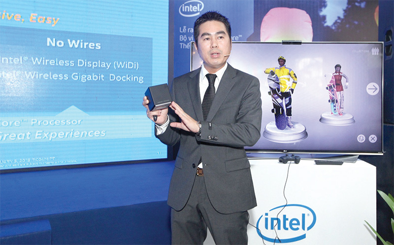 Ông Trần Đức Trung thuyết trình về giải pháp IoT của Intel.