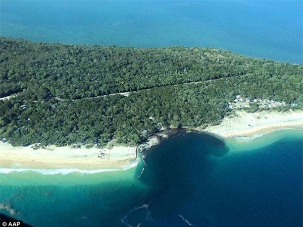 Hố tử thần bất ngờ xuất hiện tại bờ biển Úc khiến mọi người hoảng hốt