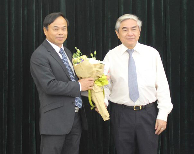 Bộ trưởng Bộ KH&Cn trao hoa cho đồng chí Trần Văn Vinh _Tổng cục trưởng Tổng cục Tiêu chuẩn Đo lường Chất lượng