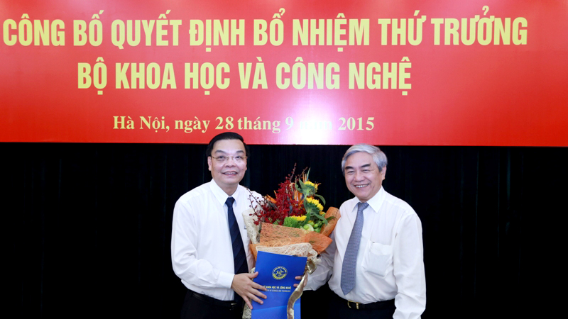 Đồng chí Nguyễn Quân trao Quyết định của Thủ tướng Chính phủ cho đồng chí Chu Ngọc Anh sáng 28/9.