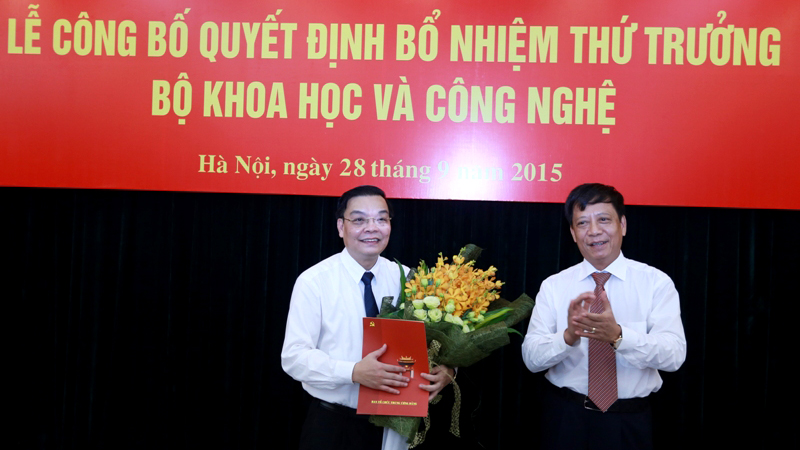 Đồng chí Trần Lưu Hải trao Quyết định của Ban tổ chức Trung ương cho đồng chí Chu Ngọc Anh.