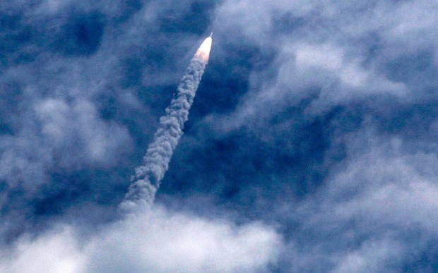 Tên lửa đẩy PSLV-C30 đưa kính viễn vọng Astrosat lên vũ trụ. Ảnh: Reuters