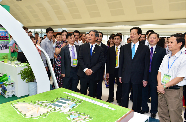 Thủ tướng Nguyễn Tấn Dũng và các đại biểu tham quan triển lãm về môi trường. Ảnh: VGP/Nhật Bắc.