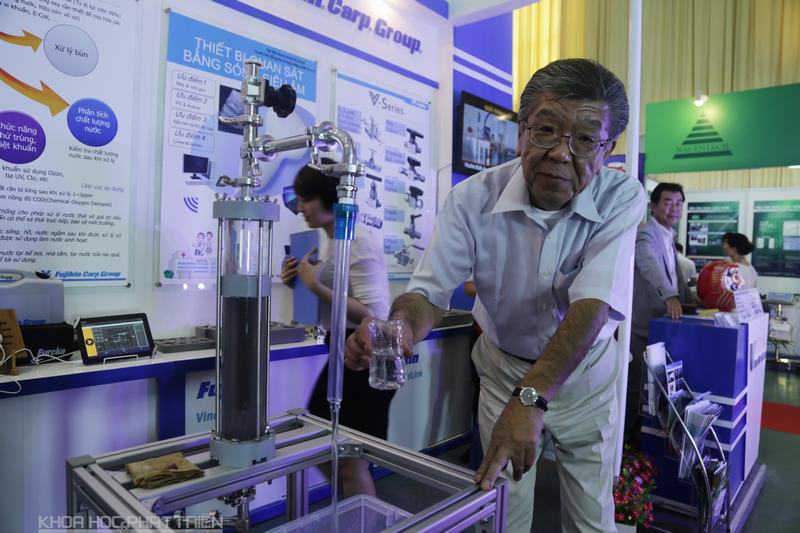 Ông Kuramochi đang trình bày  hệ thống xử lý nước thải. Sản phẩm này hiện nay vẫn chưa được ứng dụng tại Việt Nam.