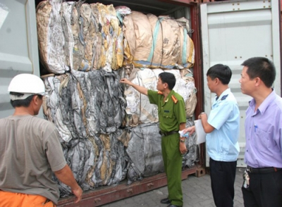 Lực lượng Cảnh sát môi trường phối hợp với Hải quan phát hiện và xử lý các trường hợp nhập rác thải về Hải Phòng. Ảnh: KIM OANH