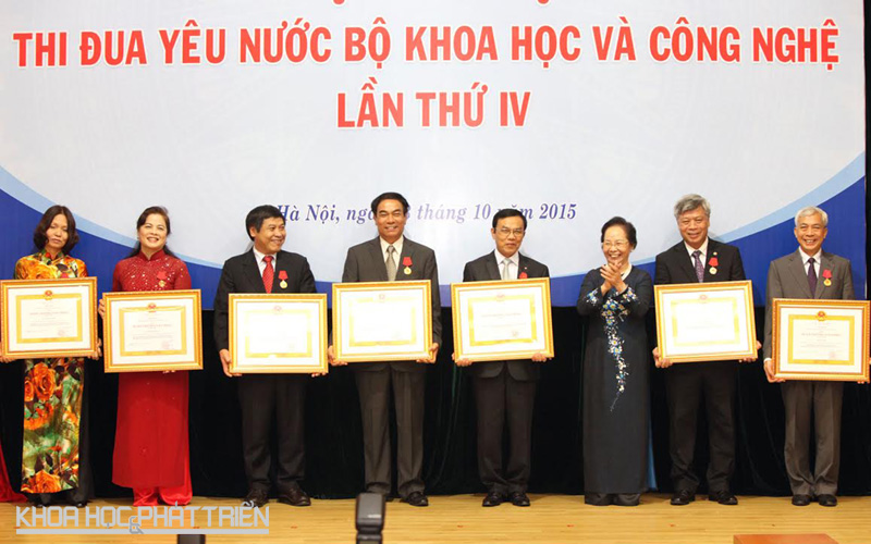 Phó Chủ tịch nước Nguyễn Thị Doan trao bằng khen cho các điển hình thi đua của Bộ Khoa học và Công nghệ.