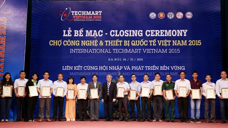 Bộ trưởng Nguyễn Quân trao giải thưởng Techmart 2015.