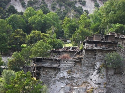 Ngôi nhà của người Kalasha cũng rất đặc biệt, được làm bằng gỗ, xếp bằng đá, chúng nằm bên vách đá khoét sâu vào trong núi.