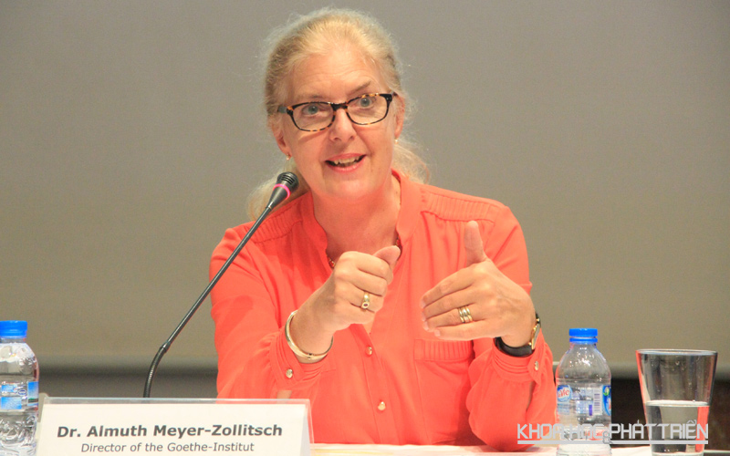 2.	Bà Almuth Meyer-Zollitsch - viện trưởng Viện Goethe phát biểu tại buổi họp.