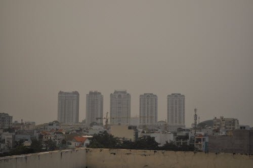 Mù khô che mờ các tòa nhà cao tầng ở TP.HCM. Ảnh chụp lúc 16h ngày 6.10.