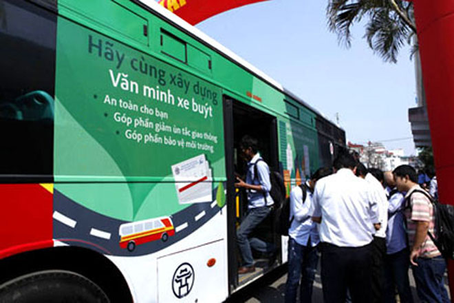 Sắp tới, khách đi xe buýt ở TPHCM chỉ cần sử dụng một loại vé điện tử duy nhất để thanh toán, tiết kiệm thời gian xếp hàng mua và kiểm soát vé.