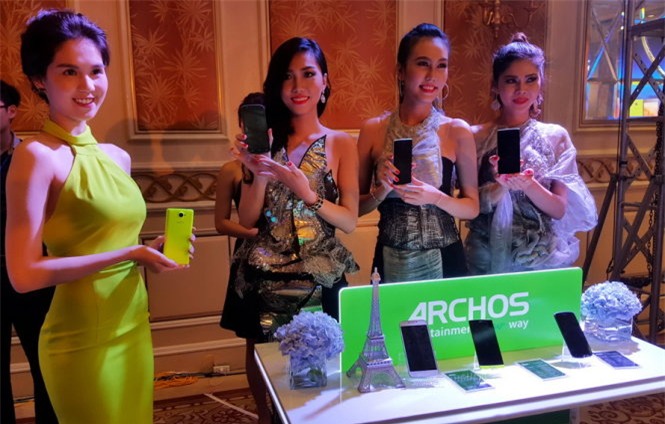 Ngọc Trinh (trái) đại sứ thương hiệu Archos tại VN cùng các người mẫu giới thiệu những sản phẩm smartphone Archos sắp ra mắt - Ảnh: Phong Vân
