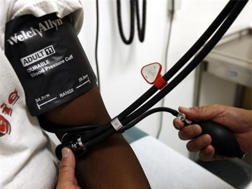 Một bệnh nhân ở Mỹ đang được kiểm tra huyết áp - Ảnh: Reuters