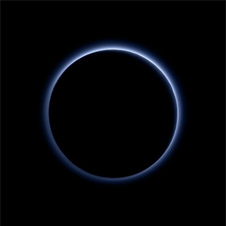 Bầu khí quyển của sao Diêm Vương có màu xanh. Ảnh: NASA