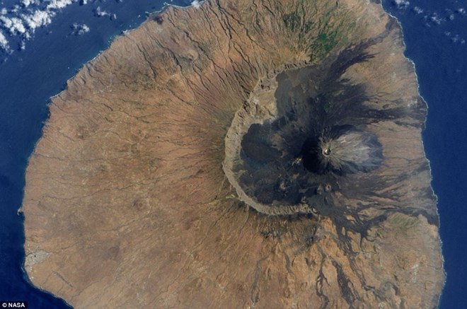 Núi lửa Fogo sụp đổ được cho là nguyên nhân gây thảm họa sóng thần lịch sử. Ảnh: NASA