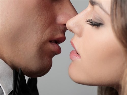 Hôn bằng mắt là nụ hôn thời tuổi trẻ, ít khi bắt gặp ở những người từng trải - Ảnh: minh họa: Shutterstock