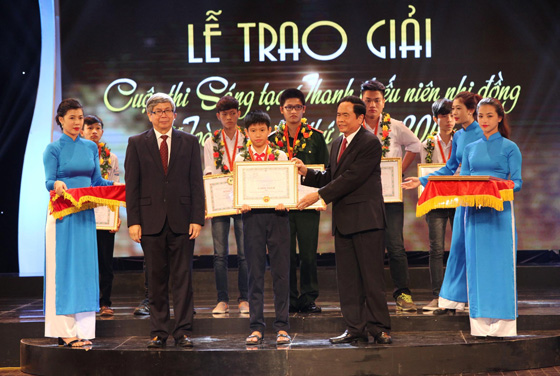 GS.TSKH Đặng Vũ Minh, Chủ tịch Liên hiệp hội Việt Nam và ông Trần Thanh Mẫn (PCT TUWMTTQVN) trao bằng khen cho các tác giả đoạt giải