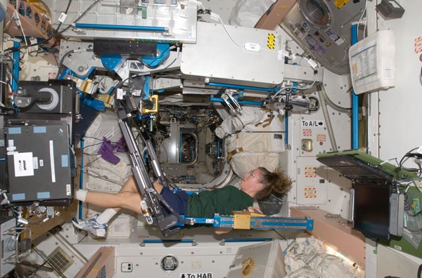 Các phi hành gia trên trạm vũ trụ quốc tế tập thể dục gần 2 tiếng mỗi ngày.