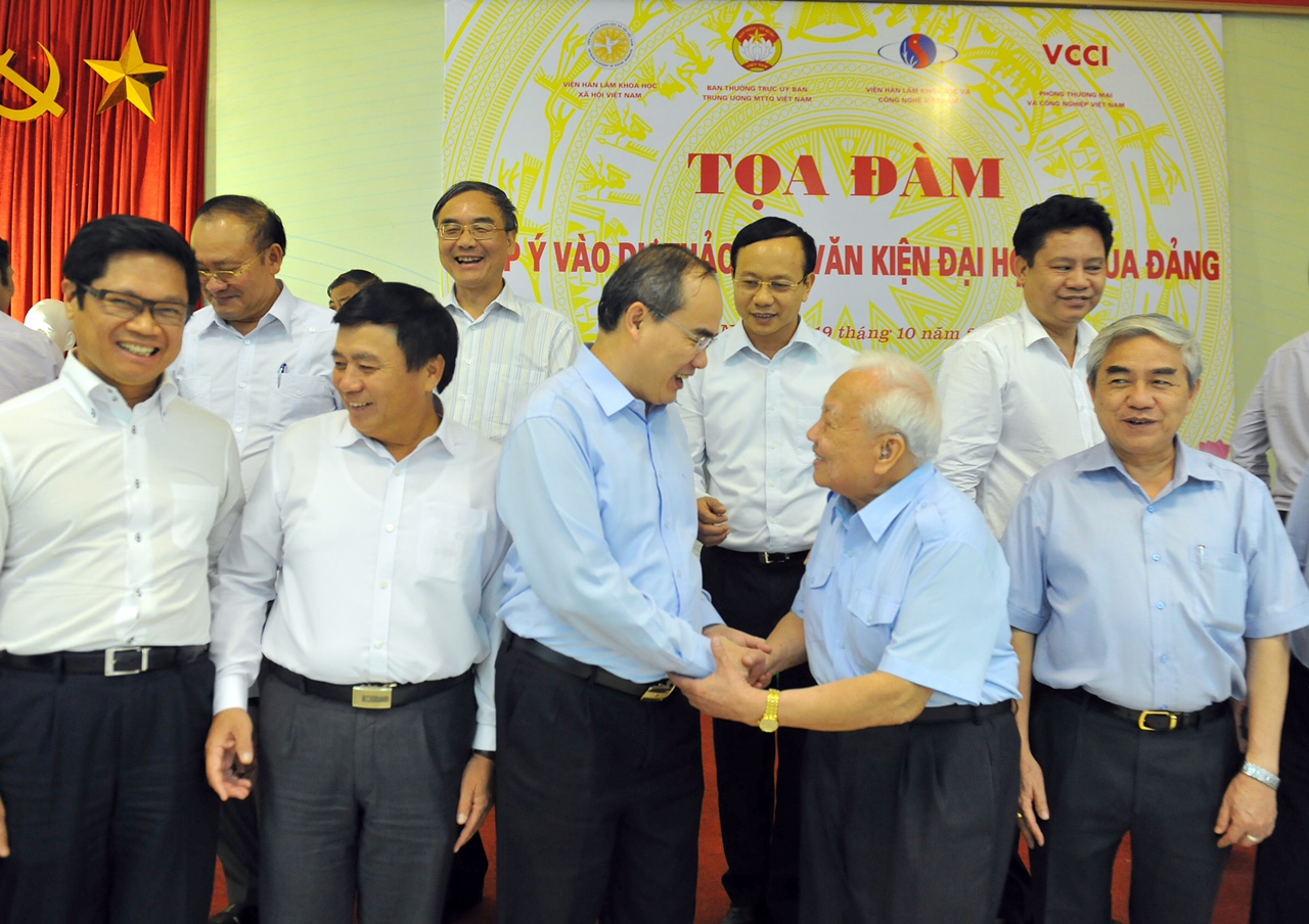 Chủ tịch Ủy ban Trung ương MTTQ Việt Nam Nguyễn Thiện Nhân trao đổi với các nhà khoa học. Ảnh Hoàng Long