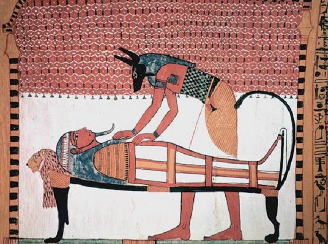 Thần chết Anubis. Ảnh: Wikipedia. Trong miêu tả của người Ai Cập cổ đại, vua của các vị thần Amun có đầu cừu đực, thần chết Anubis có đầu chó rừng, còn thần bầu trời Horus có đầu diều hâu. Đây chỉ là một vài trong rất nhiều ví dụ cho thấy vai trò đặc biệt của các con vật trong văn hóa của người Ai Cập cổ đại. Vì được coi là linh thiêng nên chúng được tôn sùng. Nhưng điều này cũng khiến chúng bị giết và ướp xác với số lượng lớn.