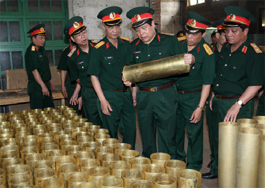 Đại tướng Phùng Quang Thanh kiểm tra việc sản xuất đạn pháo chiến dịch tại Nhà máy Z113, Tổng cục Công nghiệp Quốc phòng. Ảnh: Quân đội nhân dân.