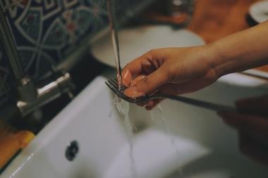 Tập trung rửa bát giúp bạn giảm được tác động tiêu cực cúa stress.