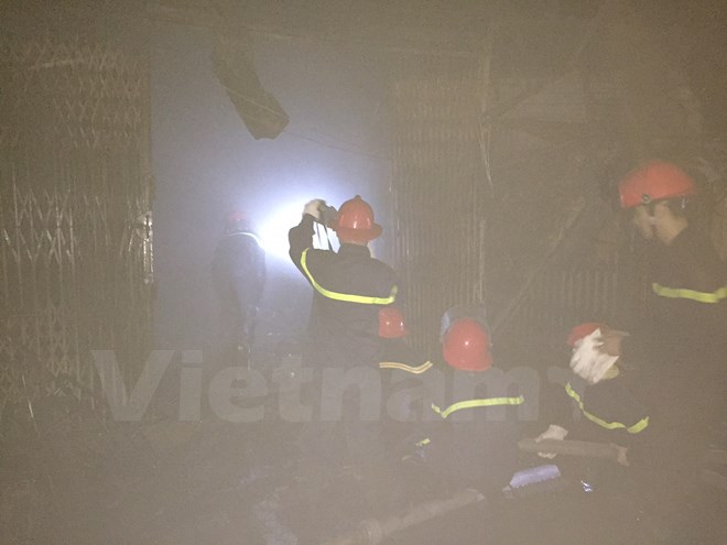 Lực lượng cứu hỏa nỗ lực dập lửa tại chợ Xốm Hà Đông đêm 24/10 (Ảnh: PV/Vietnam+)