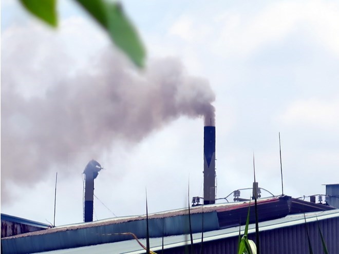 Khí thải từ một nhà máy gây ô nhiễm môi trường.  (Ảnh minh họa: Hoàng Hải/TTXVN)
