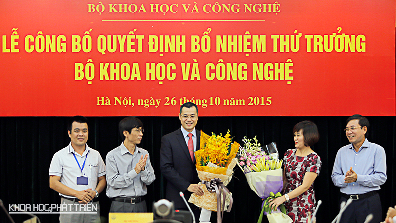 Các cán bộ Khu Công nghệ cao Hoà Lạc tặng hoa chúc mừng Tân Thứ trưởng Phạm Đại Dương.