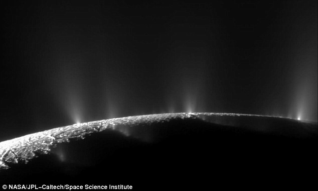 Luồng hơi nước được phun ra từ một đại dương nằm dưới bề mặt mặt trăng Enceladus của sao Thổ.