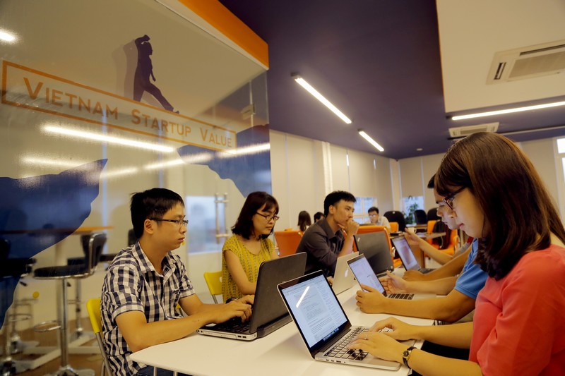 Các thành viên Dự án Akira - ứng dụng học tiếng Anh TOEIC trực tuyến tại văn phòng VSV dành cho các start-up ở Hà Nội. Ảnh: LÊ LOAN