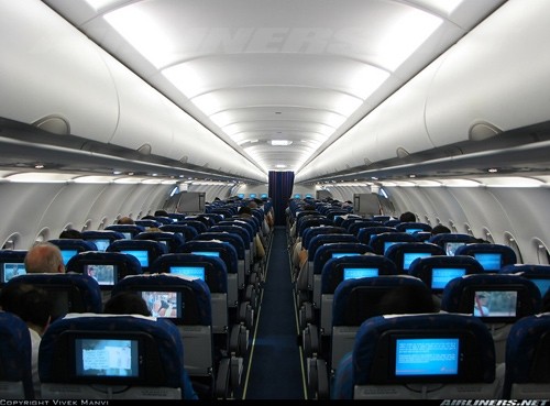 A321 có 182 ghế hành khách. So với A320, A321 có sự thay đổi lớn: thân máy bay được mở rộng phần trước và sau thêm 6,93 m. Bộ bánh hạ cánh được nâng cấp mạnh hơn và sử dụng các biến thể của động cơ đẩy CFM56 hoặc V2500. Ngoài ra, A321 có hệ thống nhiên liệu được đơn giản hóa và lốp lớn.Ảnh: Airliners.net